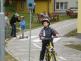 Stojící cyklista u semaforu na červenou
