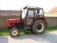 Traktor zemědělský na poli