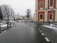 Místo DN2)