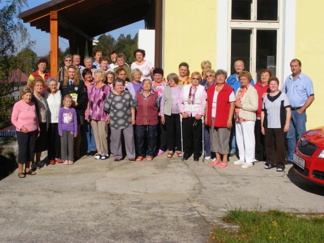 Účastníci rekondičního pobytu a přednášející.jpg