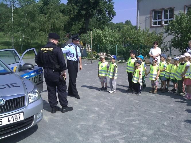 ... u policejního auta