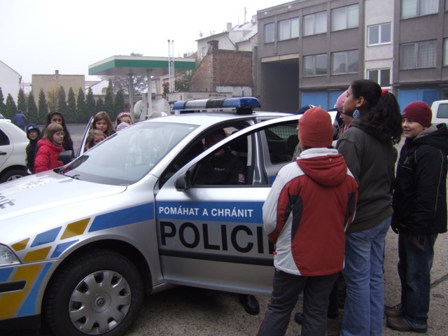 01 Policejní auto v obležení