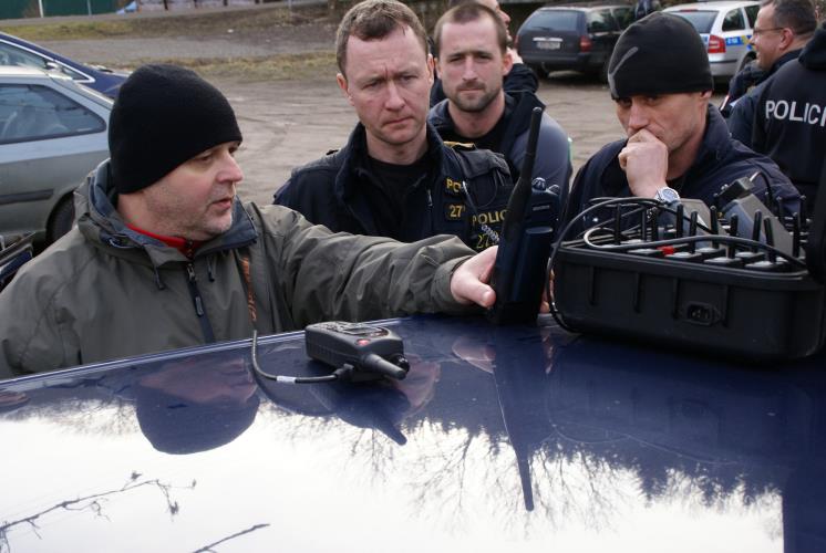 03 - velitel akce a jeho zástupce přebírají GPS navigace