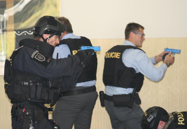 06 zasahující policisté