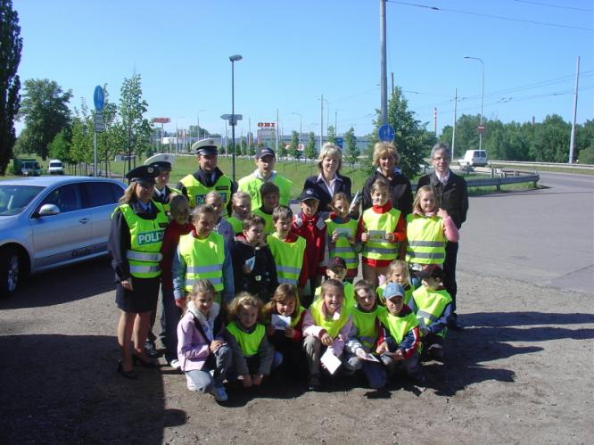 08 Děti, zástupci České pojišťovny a policisté