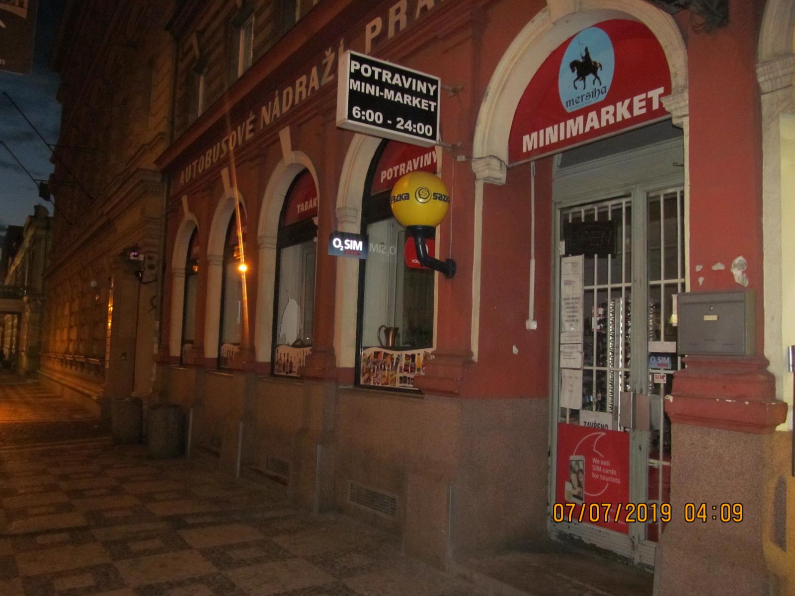 1 Celkový pohled na obchod .JPG
