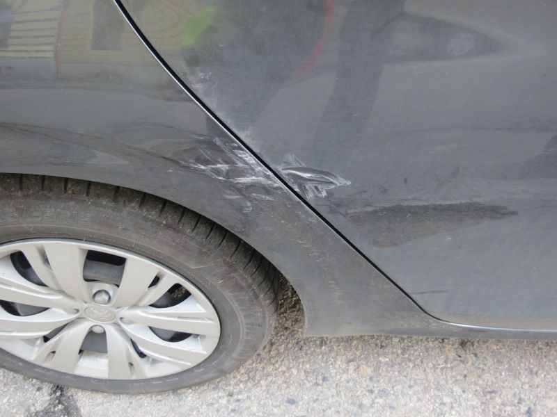 1 Detail poškození vozidla, ul. Chelčického.JPG