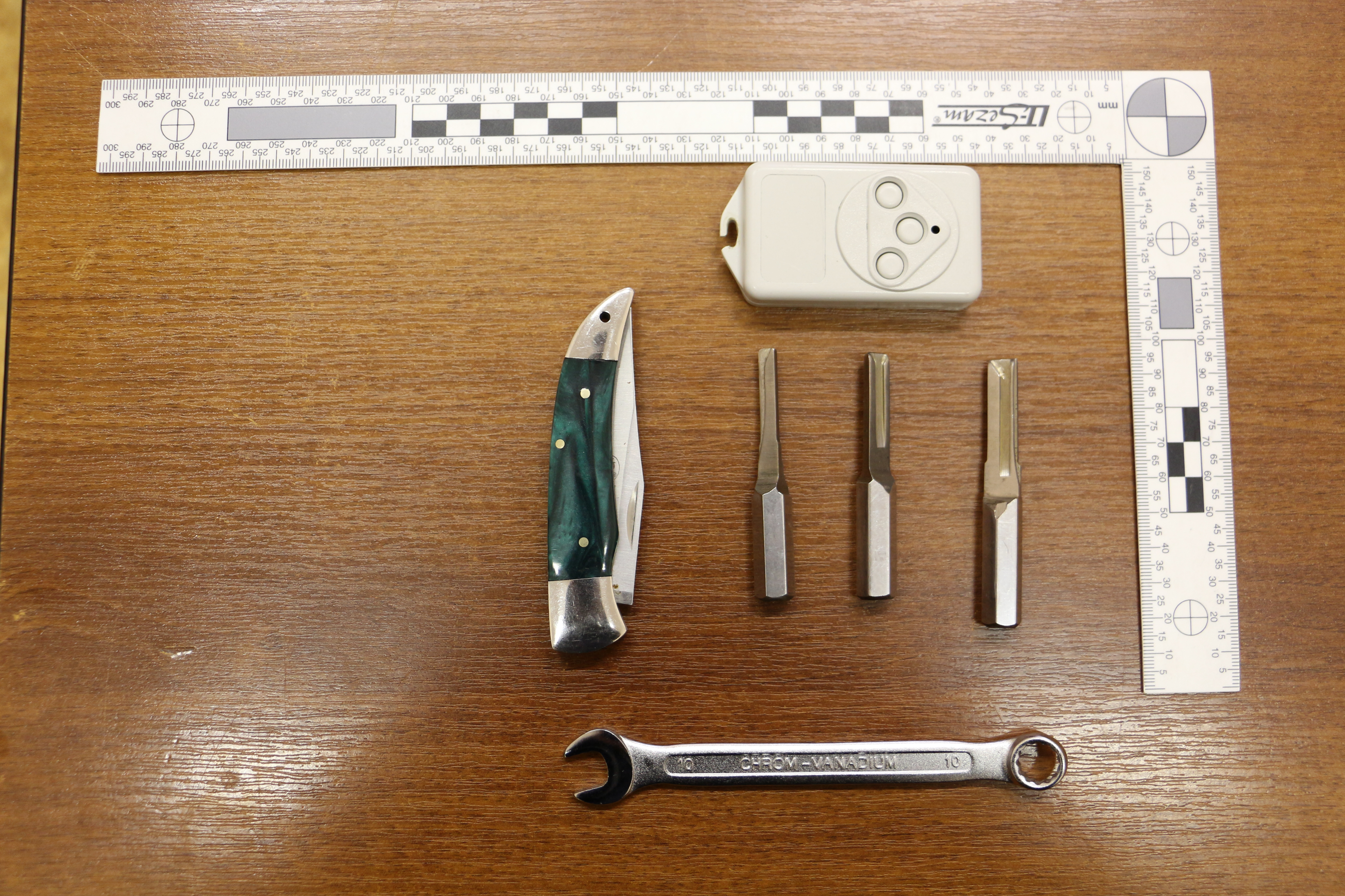 1 Nářadí na vloupání a nůž.JPG