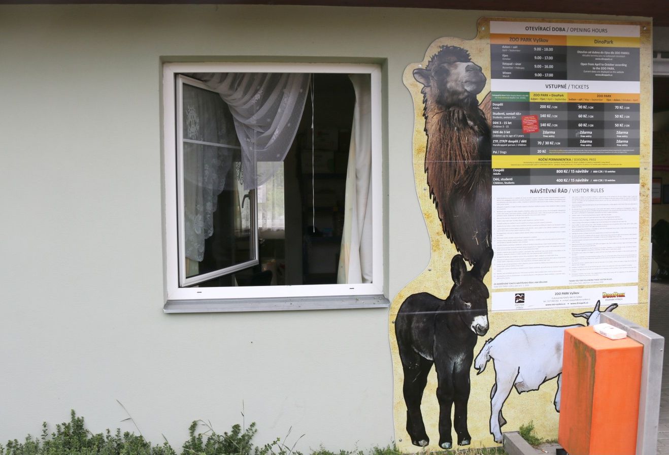 1 Vypáčené okno Zoo.jpg