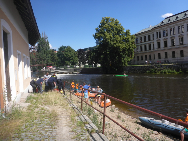 1 Záchrana tonoucích se  turistek v Českém Krumlově 19.7.2016 - 1.JPG