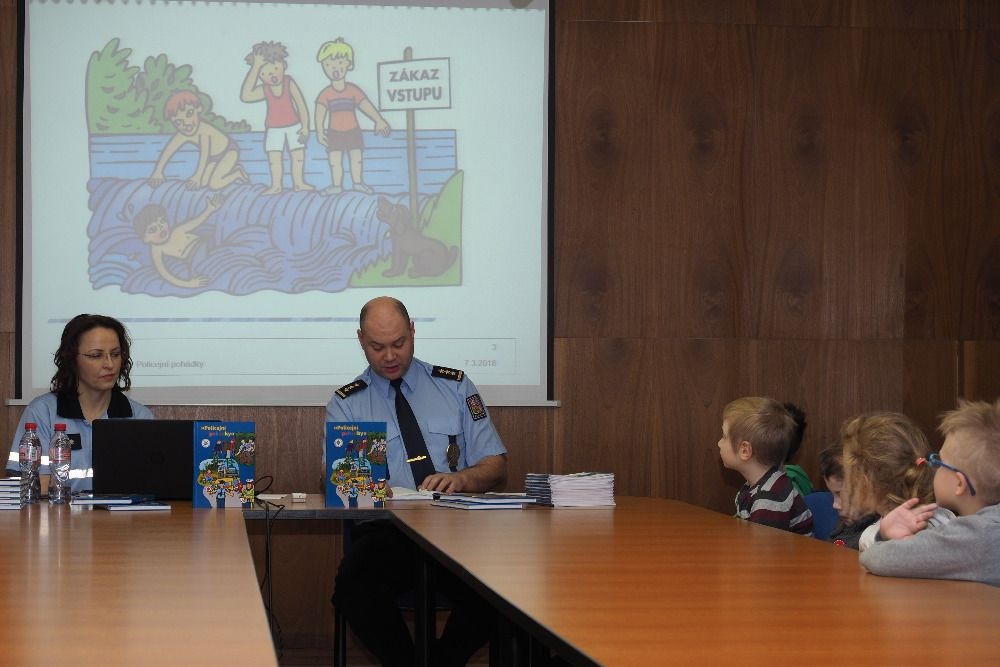 1 čtení pohádek.jpg