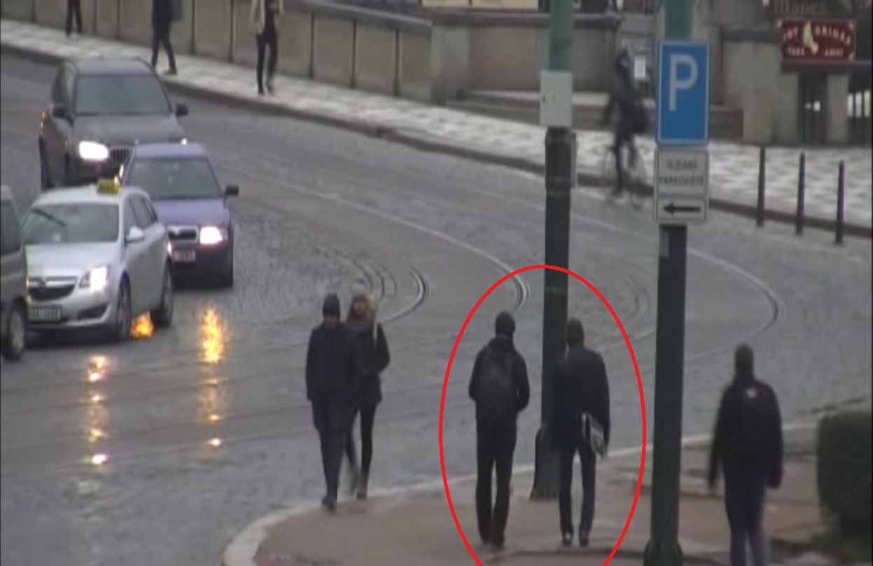 1 dealer se zákazníkem.jpg