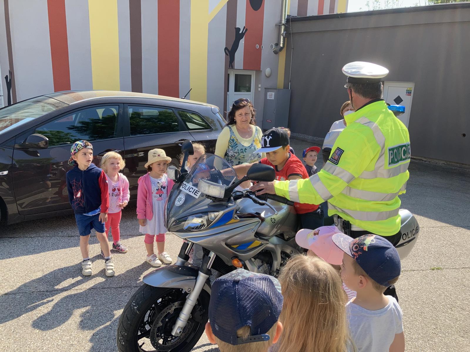 10 Dopravní policisté v MŠ (10).JPG