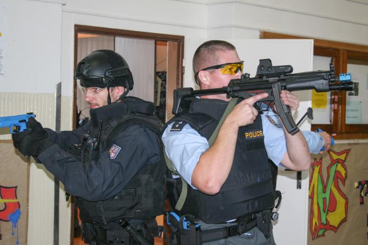 10 zasahující policisté