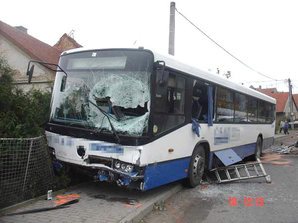 10.10. havarovaný autobus.jpg