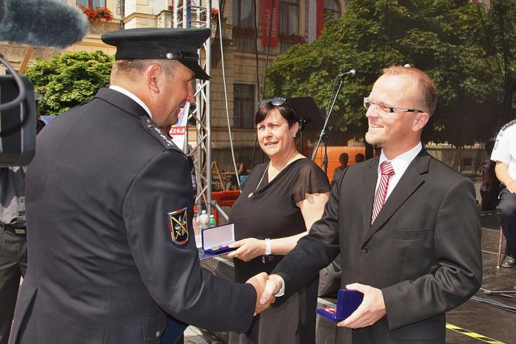 12 Gratulace hejtmanovi a primátorce.JPG