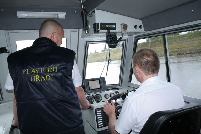 12 kontrola lodi na rece Morave