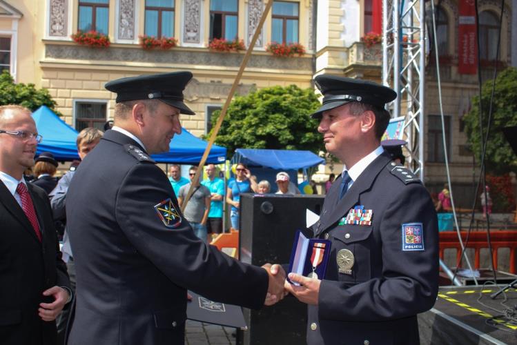 13 Gratulace plk. Malířovi.JPG