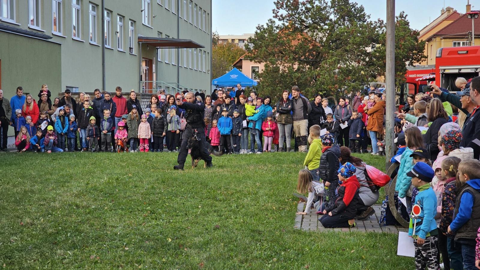 13 Ukázka služební kynologie.jpg