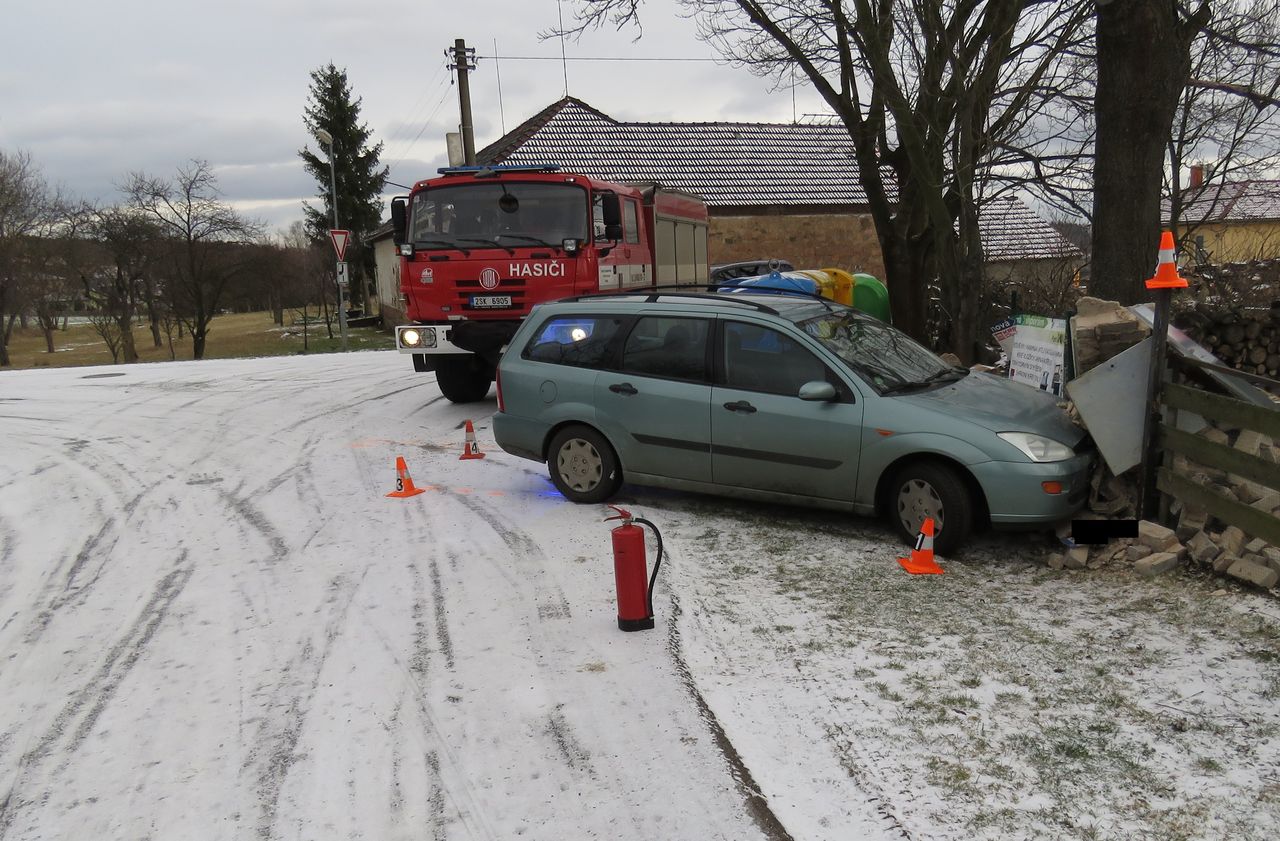 2 9.12., k.o. Háje, smyk při odbočování, namrzlá silnice, škoda 38 tisíc, bez zranění.JPG