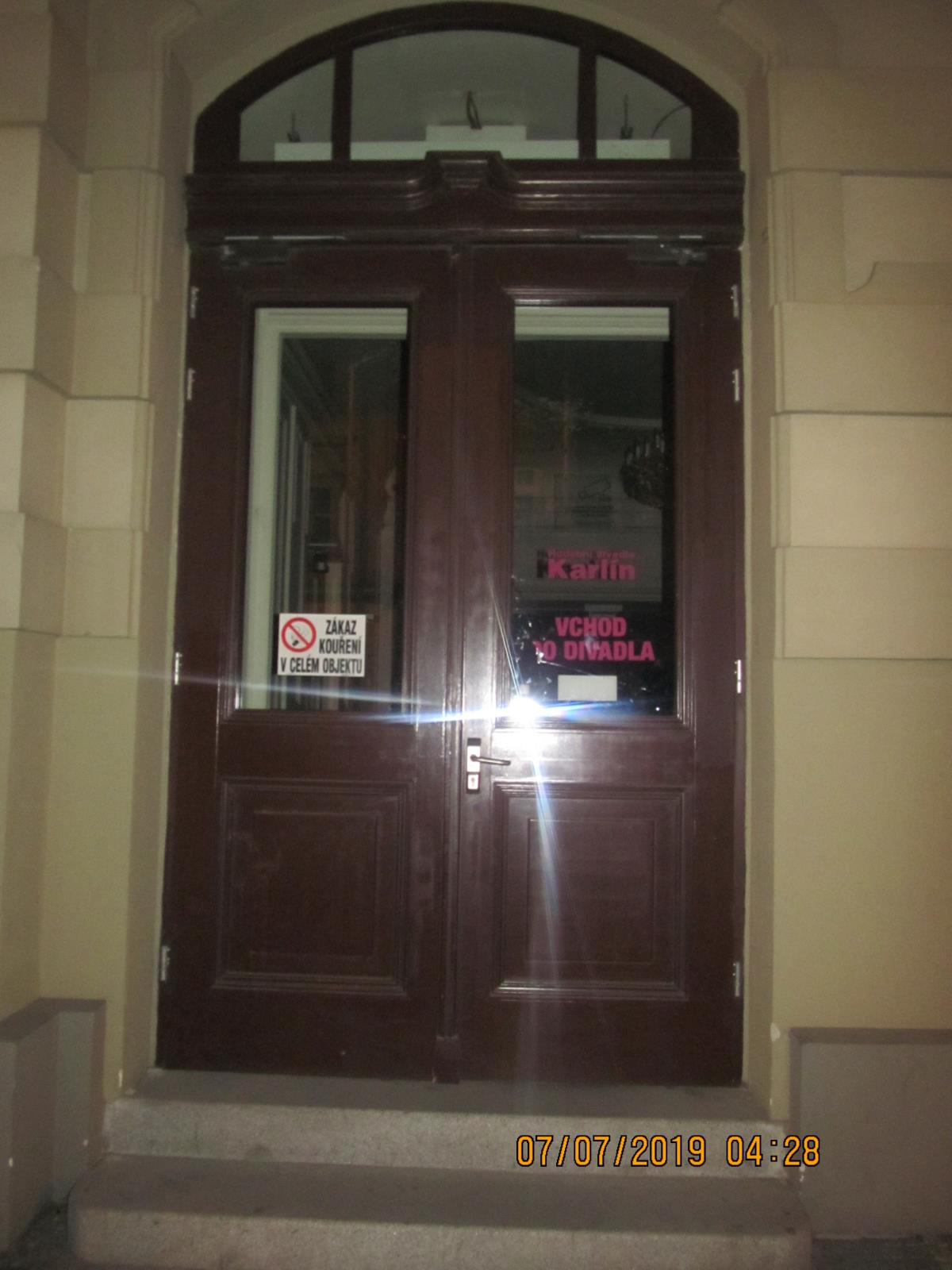 2 Celkový pohled na poškozené dveře.JPG