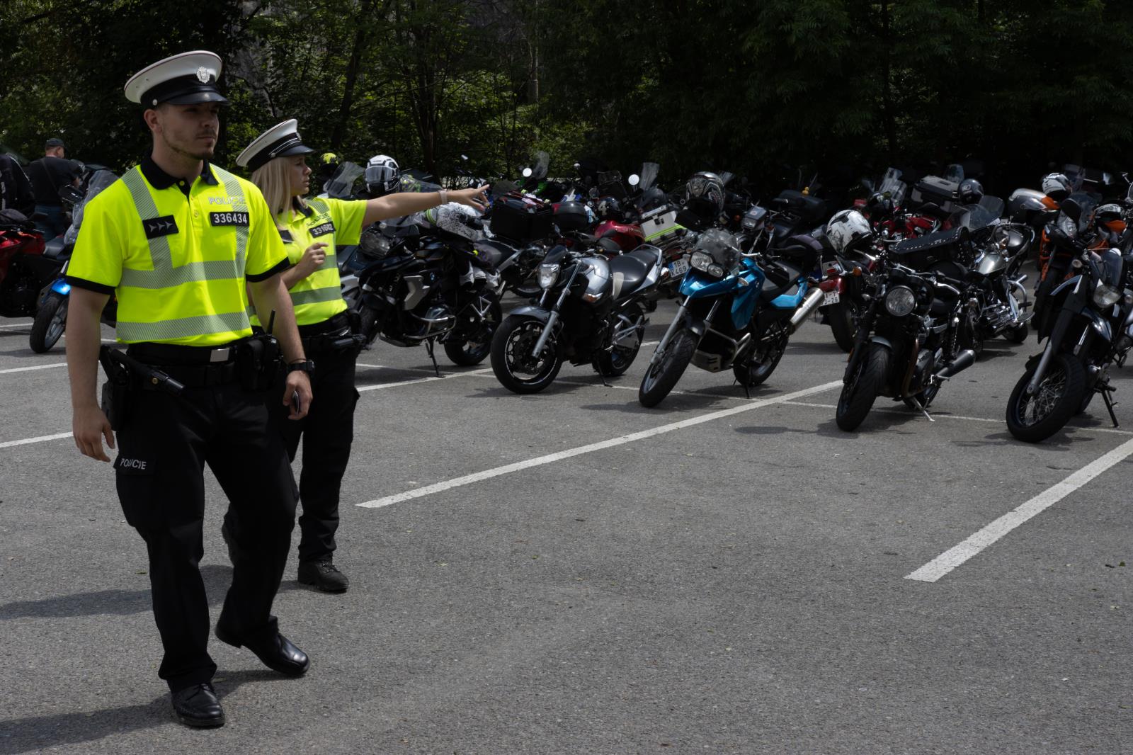 2 Dopravní policisté na parkovišti.jpeg