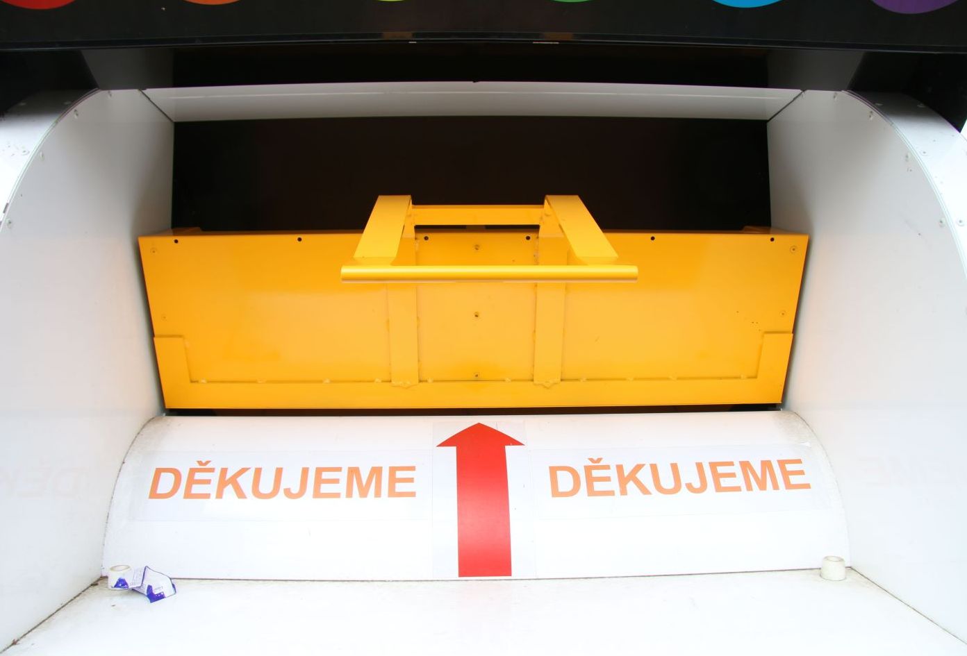 2 Kontejner-otvor.jpg