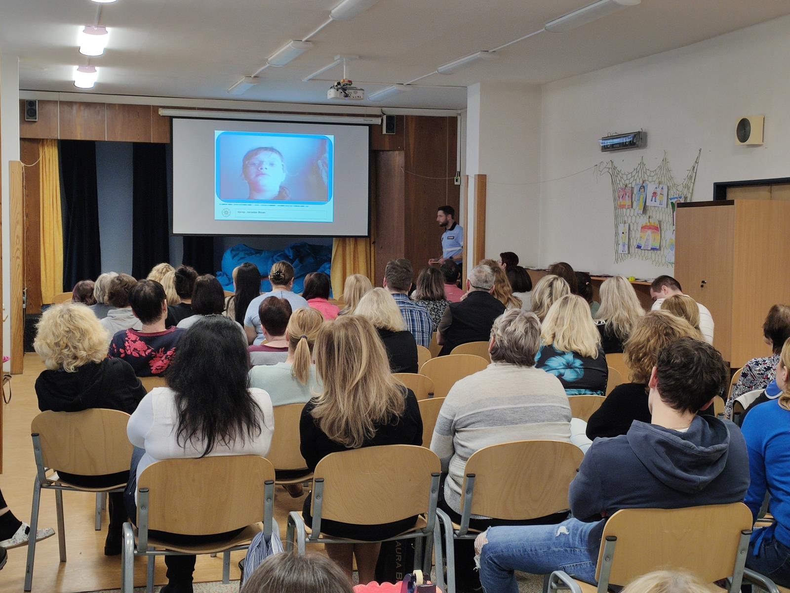 2 Policie pedagogům