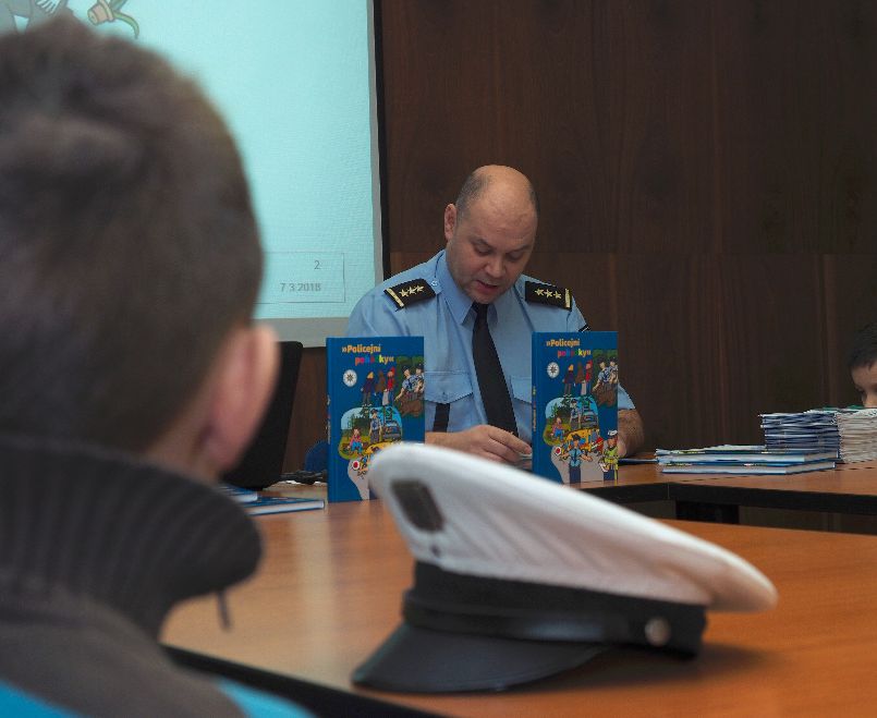 2 čtení policejních pohádek.jpg
