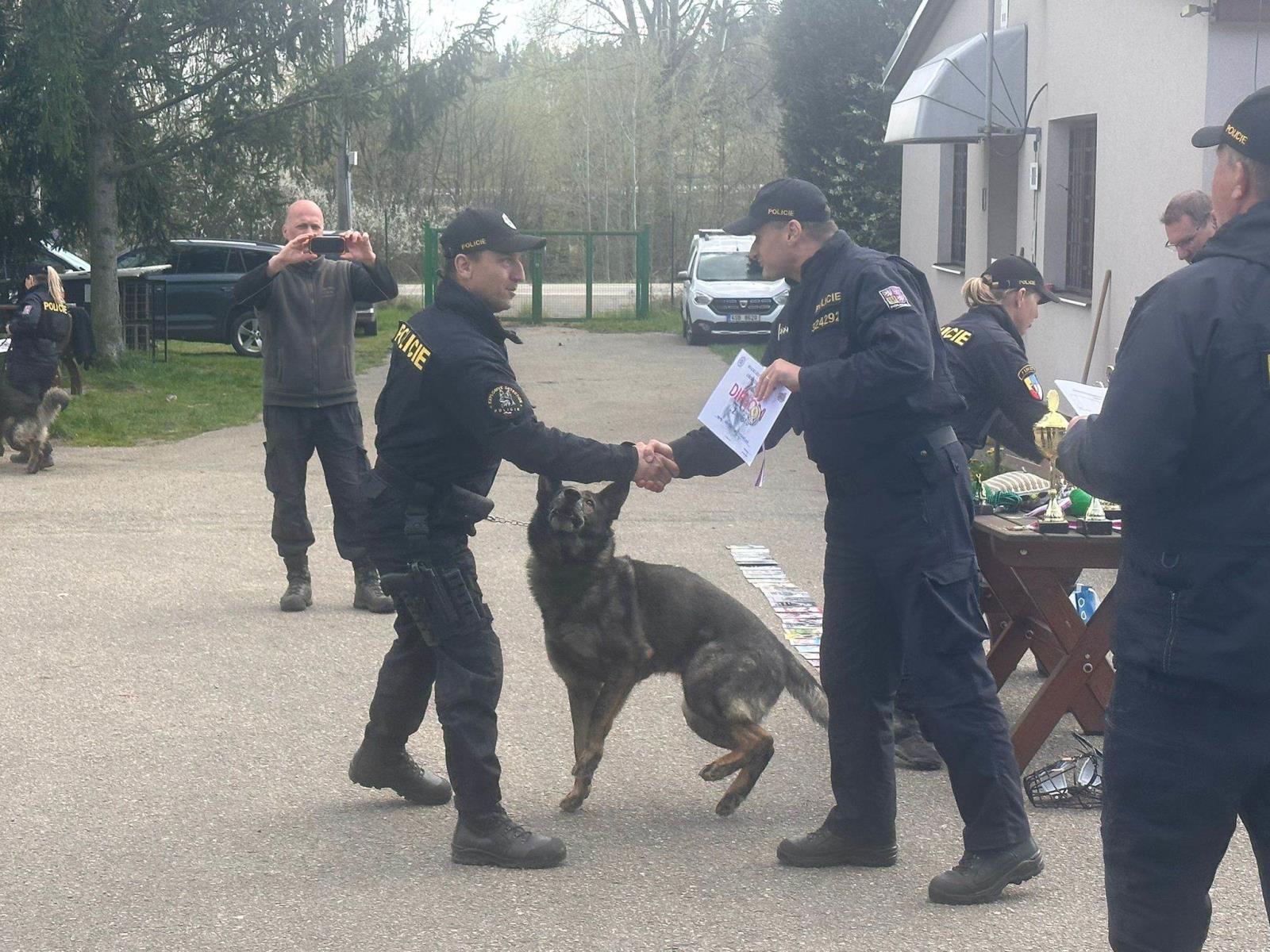 2 místo vyhledávání drog.jpg