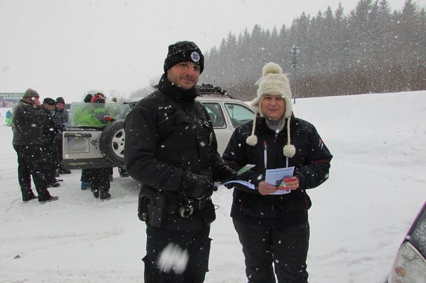 2 policisté lyžaře oslovovali jak u sjezdovky, tak i na parkovištích.JPG