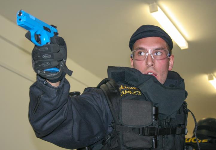 20 zasahující policista