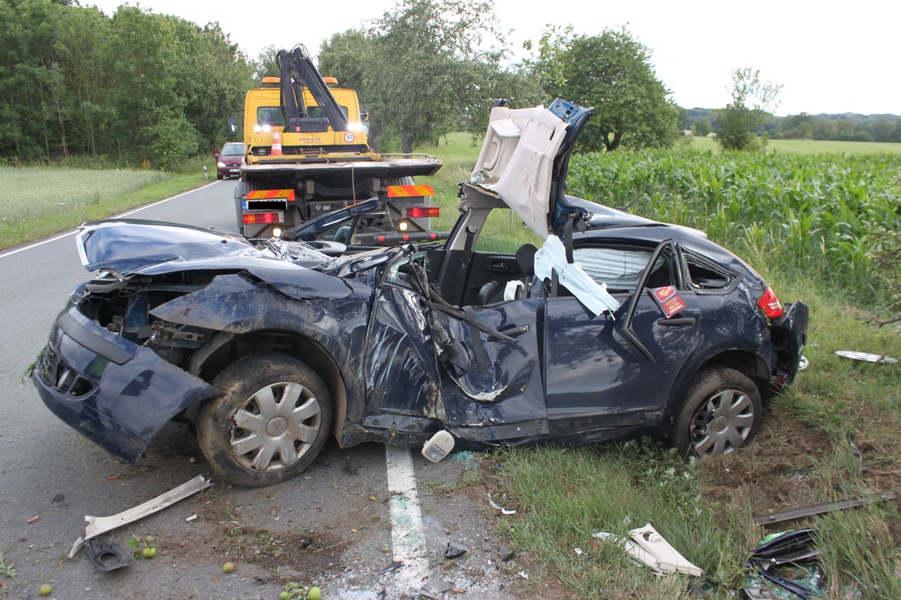3 22. 6. k. o. Libíň, smyk v zatáčce, náraz do stromu, těžké zranění.JPG