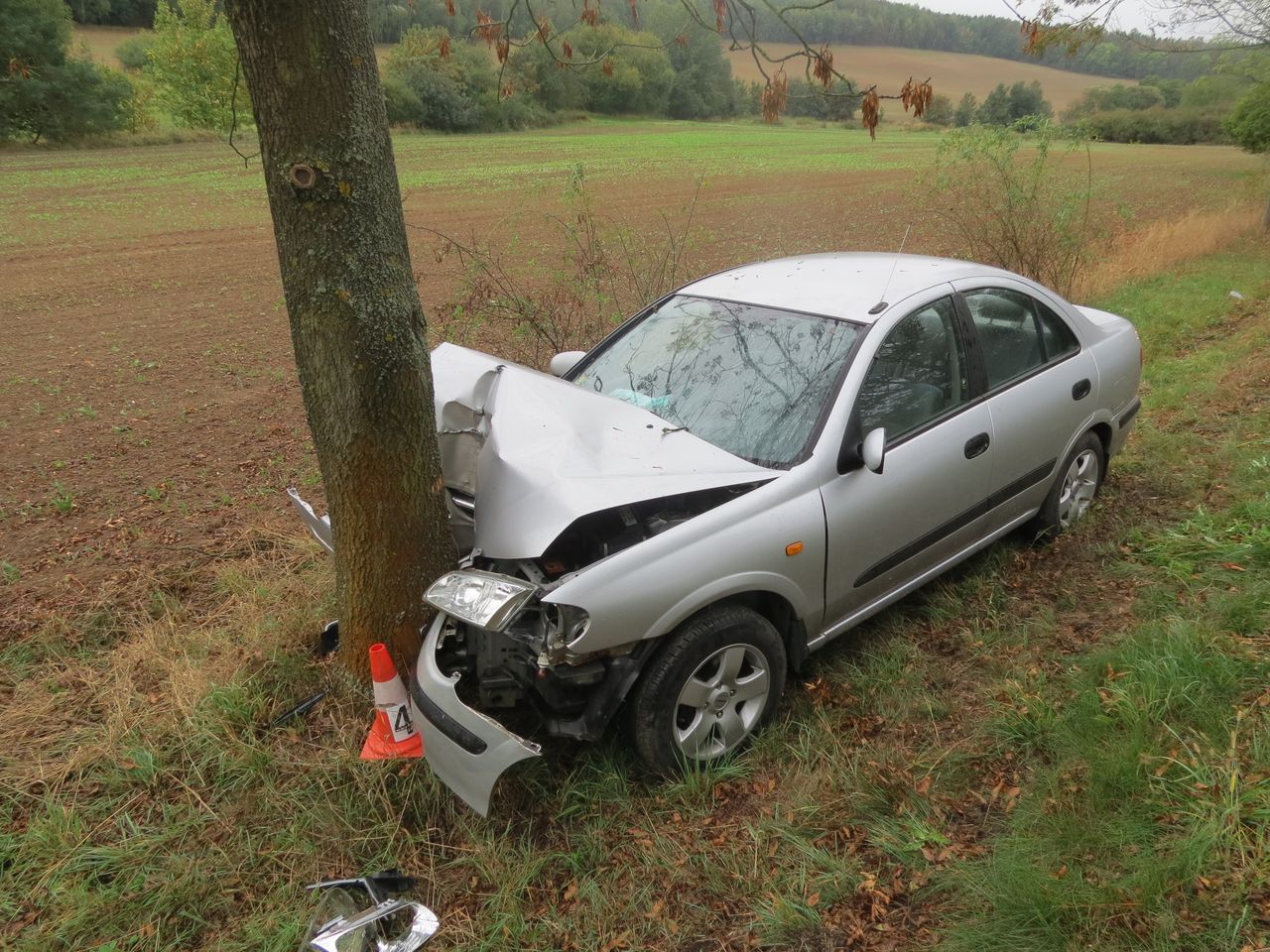 3 23. 9. k.o. Nový Knín, nevěnování se řízení, lehké zranění, škoda 40 tisíc.JPG