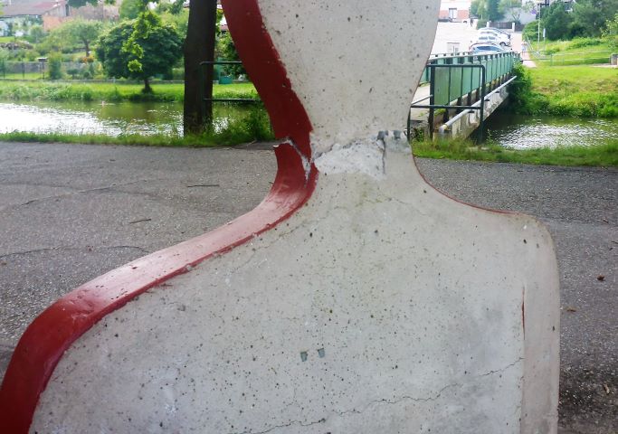 3 Poškozené sousoší ve Veselí nad Lužnicí (3).JPG