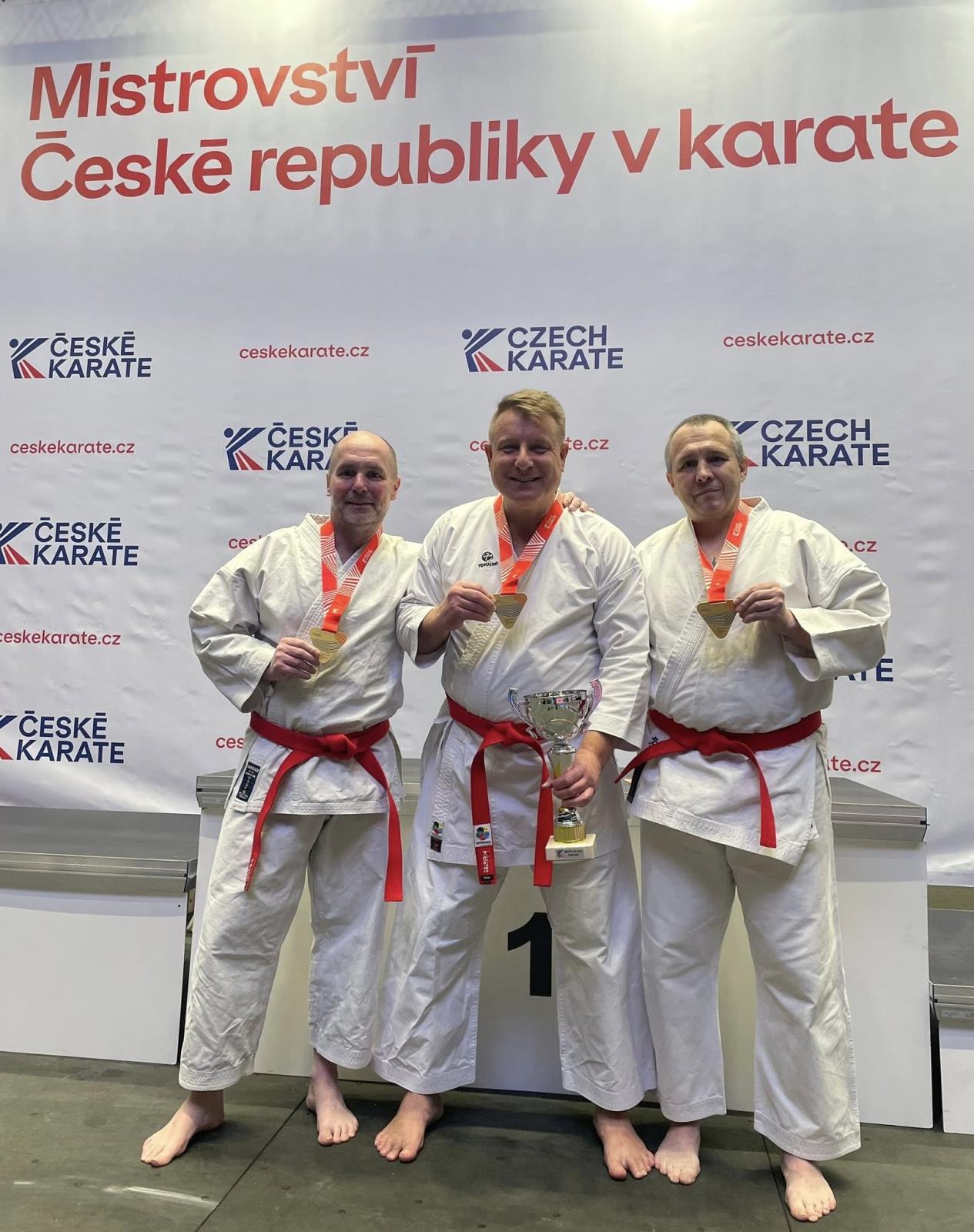 3 Vítězný tým.jpg