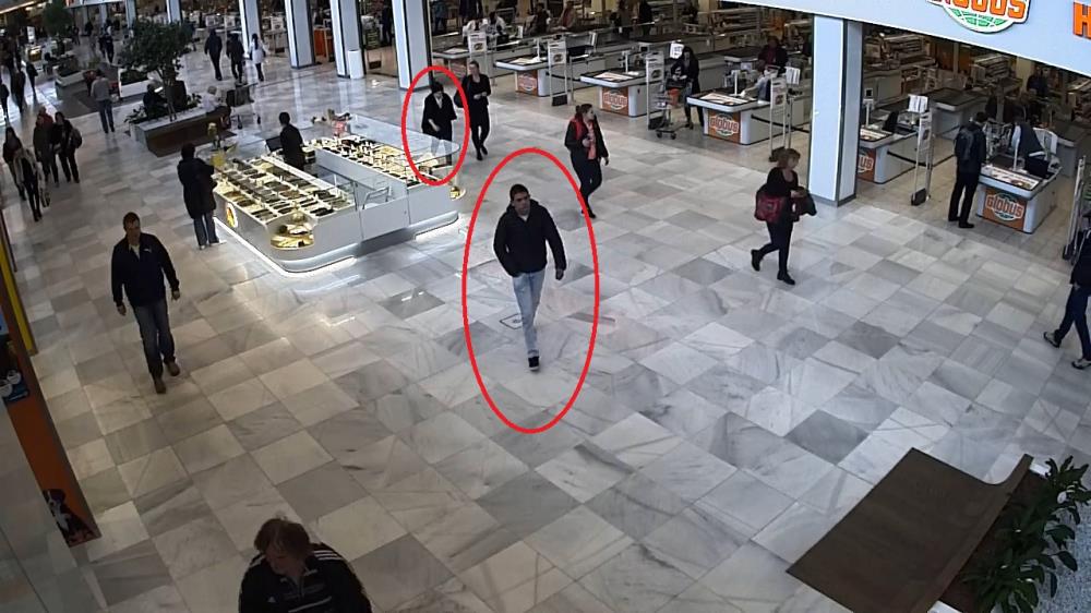 3 pachatel při východu z prodejny - pasáž.jpg