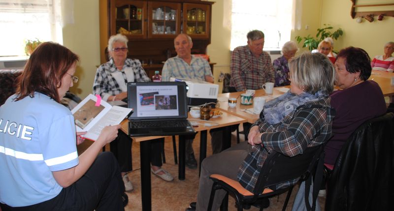 3 policisté četli seniorům.jpg