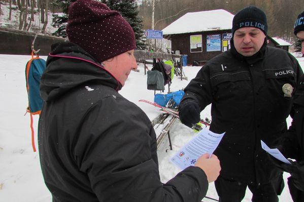 3 předání letáčku s radami.JPG