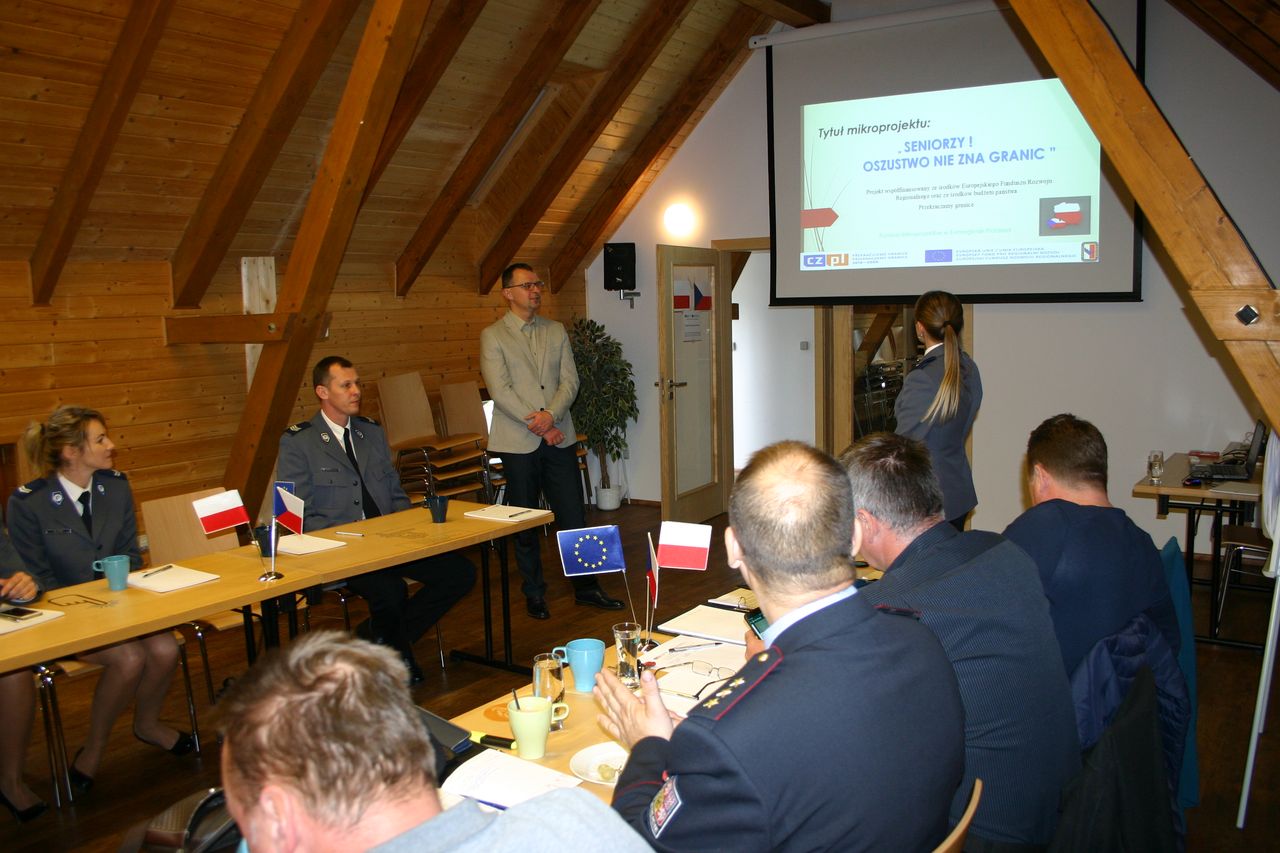 3 senioři -konference.jpg