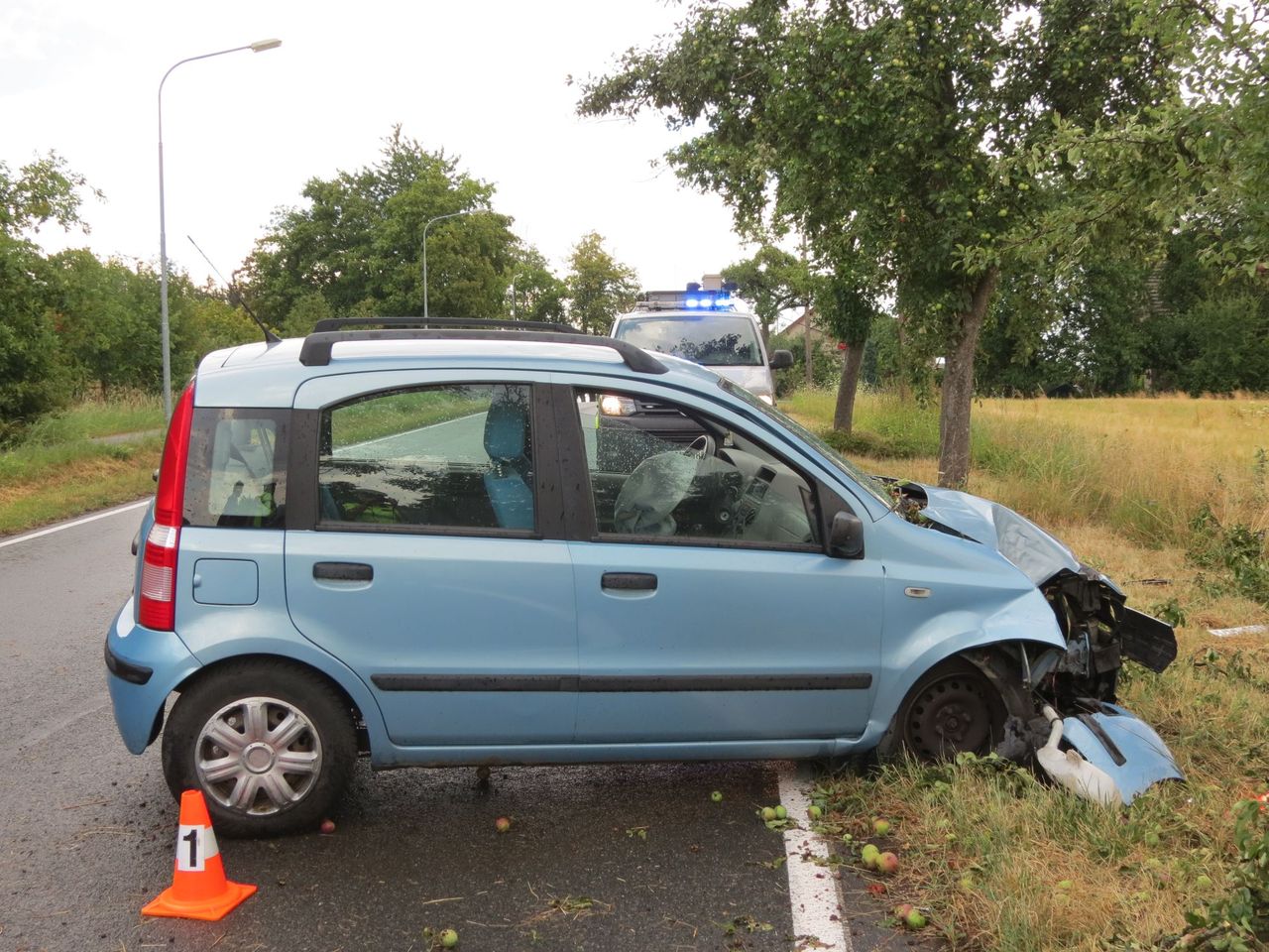 4 28. 7., u Narysova, náraz do stromu, , bez zranění.JPG
