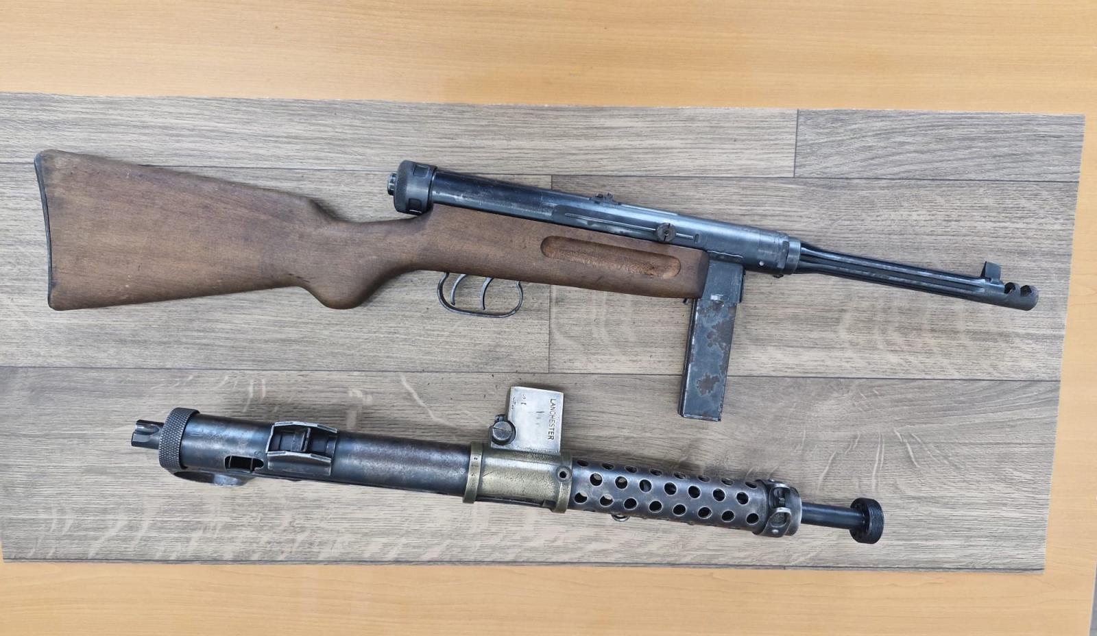 4 Nahoře- samopal italský Beretta, model 3842,  dole - samopal anglický Lanchester MK.1.jpeg