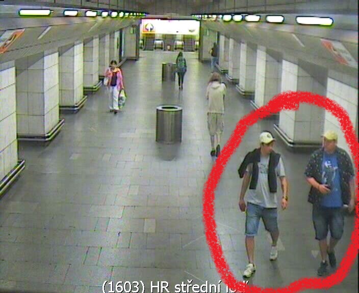 4 Podezřelí na nástupišti.jpg