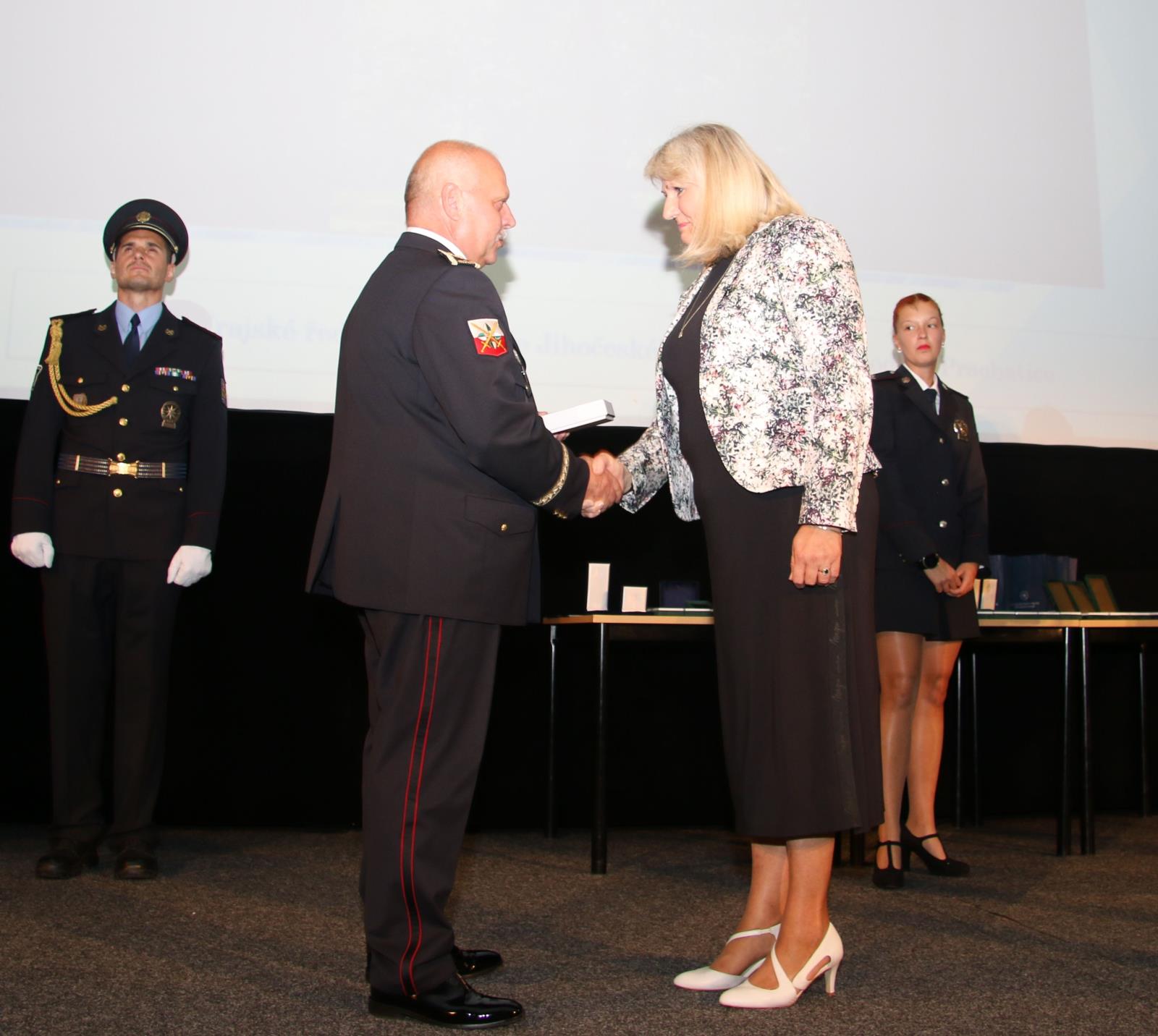 4 brig. gen. Luděk Procházka, starostka Jaroslava Martanová.jpg
