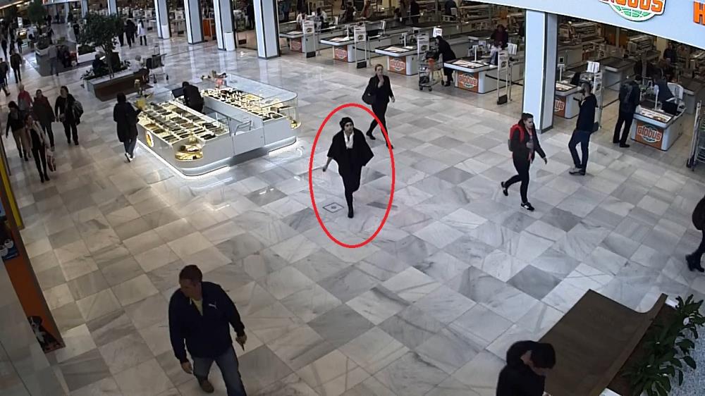 4 pachatelka východ z prodejny - pasáž.jpg