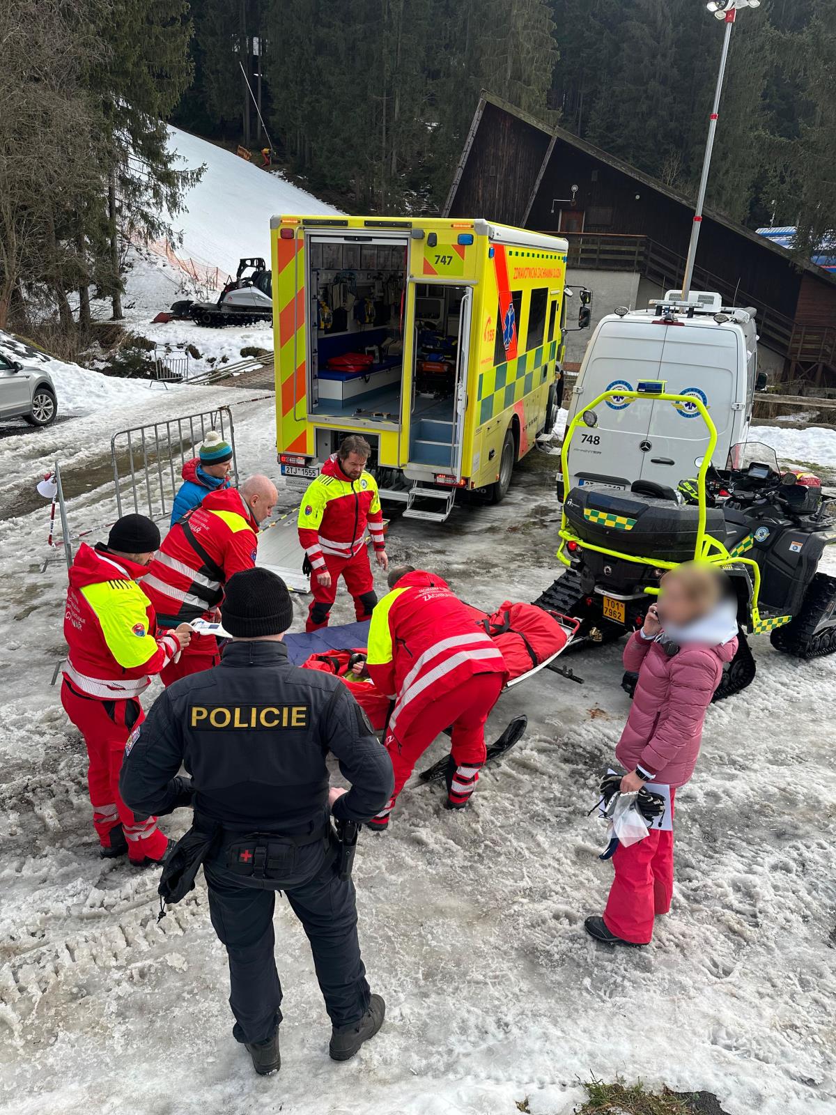 4 zraněná lyžařka Bílá.jpg