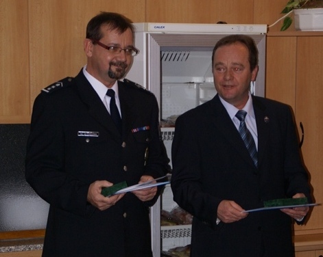 5. plk. JUDr. Petr Syrovec a plk. Mgr. Jan Švadlenka s medailemi 1. stupně