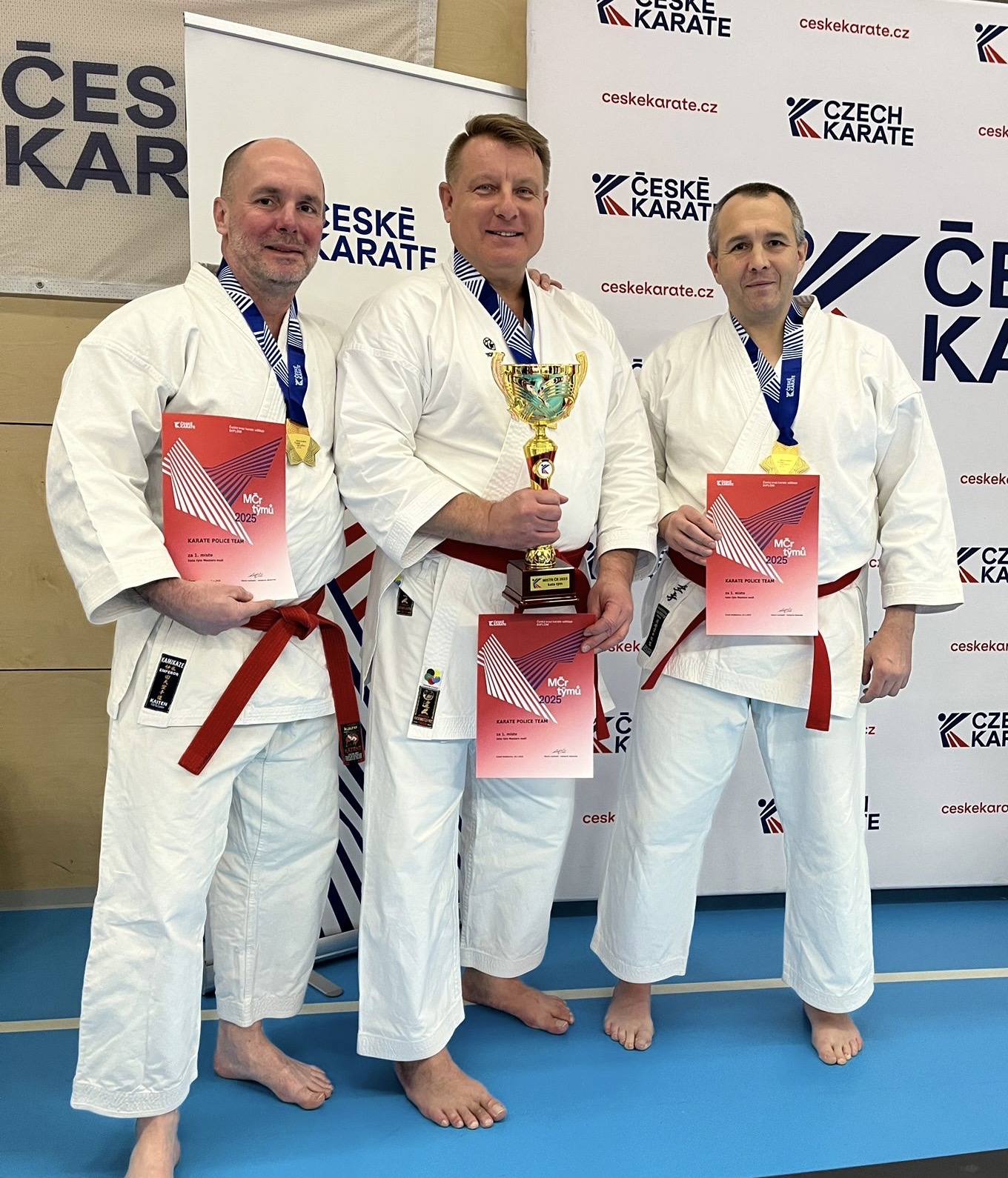 6 Mistři České republiky v karate kata tým Master 2025 zleva D.Šenkýř, M.Hermann, M. Sláma.jpeg