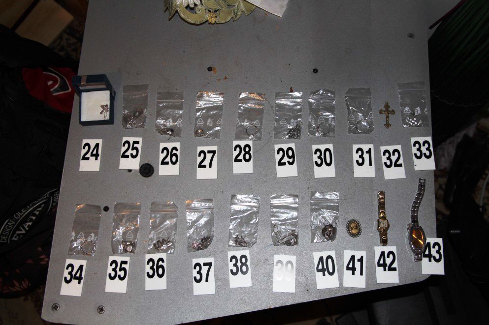 6 Zajištěné šperky.jpg