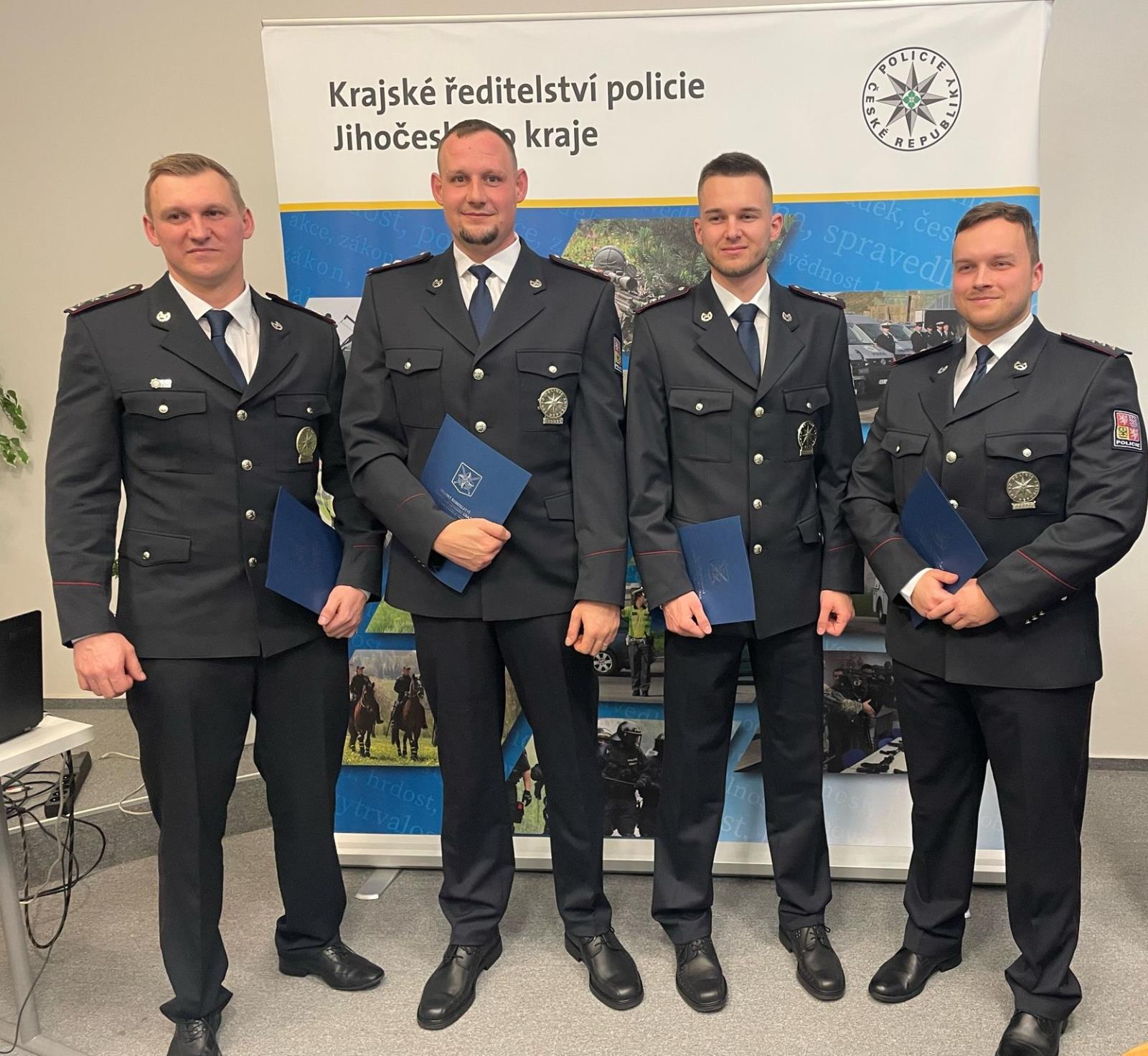 9 9. ocenění policisté.jpg